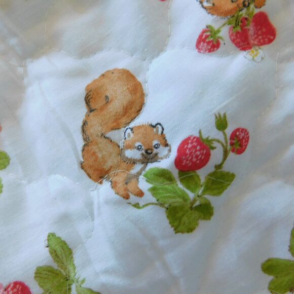 VTG 70s Quilted FABRIC 41x41 Strawberries Critters Squirrels Cotton/Poly Blend - Picture 4 of 9